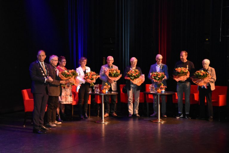 Uitrijking van lintjes dag voor Koningsdag