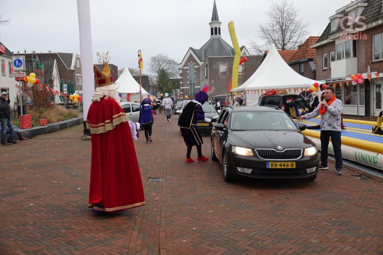 Feestelijke Drive Through Sinterklaas op het Wilhelminaplein in Hardenberg.
