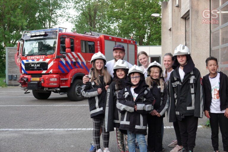 Kinderen genieten bij brandweerkazerne Hardenberg